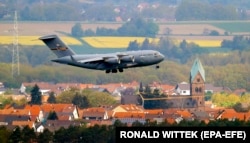 Літак C-17A Globemaster ВПС США йде на посадку на американській авіабазі «Рамштайн» у Німеччині. Військовослужбовці США розпочали там вишкіл українських військових для захисту України від агресії Росії. 3 травня 2022 року