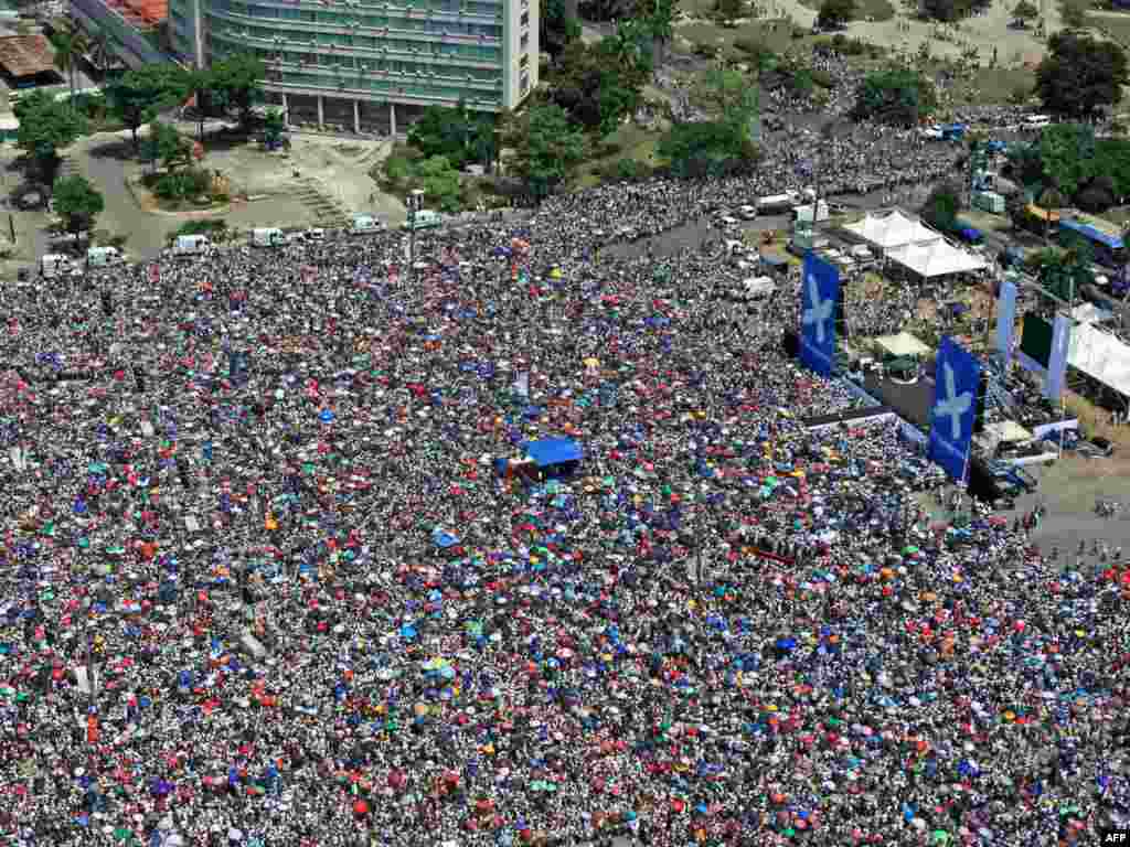 Kuba - Koncert - Preko pola milijuna Kubanaca okupilo se u Havani, na trgu Revolucije, na koncertu pod nazivom "Mir bez granica". 