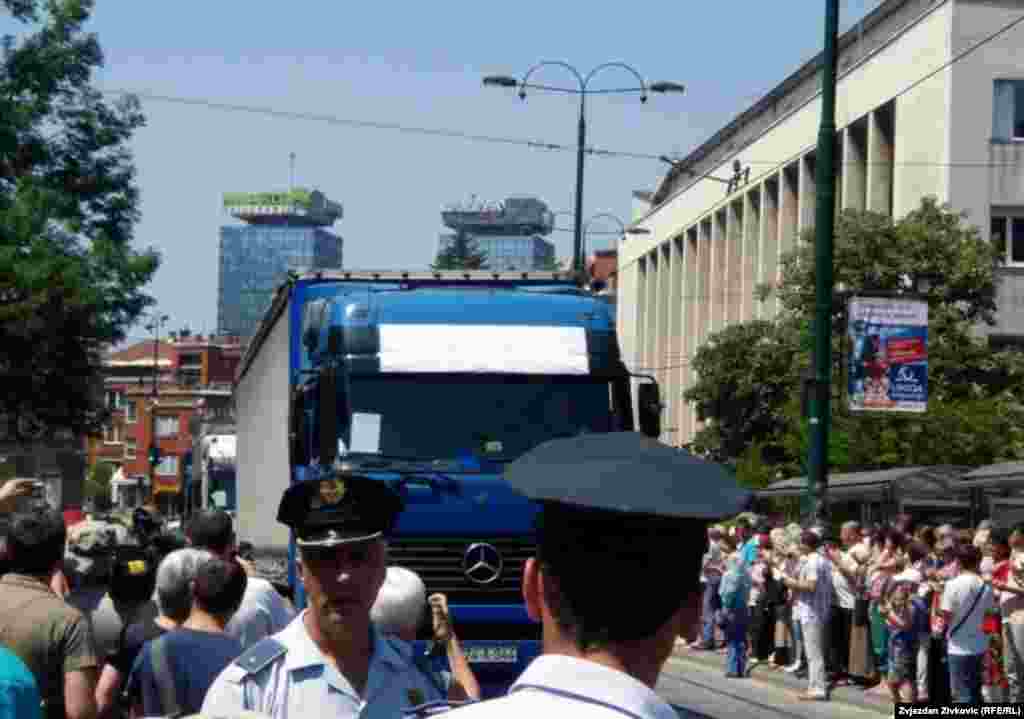 Doček konvoja kamiona sa posmrtnim ostacima Srebreničana, Sarajevo, juli 2011