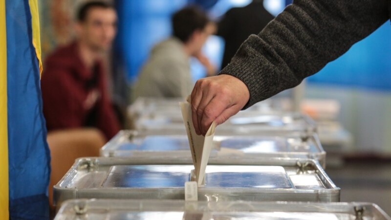 Фрлен молотов коктел на избирачко место во Украина