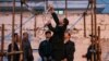 یک مامور جمهوری اسلامی در حال آماده کردن طناب دار برای اعدام یک متهم