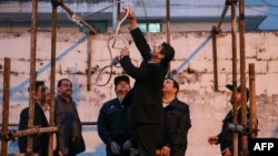 Подготовка к осуществлению казни через повешение в Иране