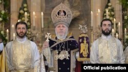 Католикос всех армян Гарегин Второй во время литургии (архив)