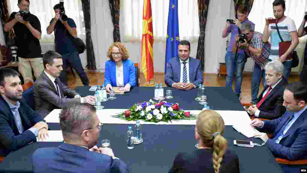 МАКЕДОНИЈА - Претседателот на Владата Зоран Заев, по втората пауза третата лидерска средба, изјави дека го прифатиле барањето на ВМРО-ДПМНЕ за пржинска влада.
