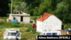 Слева - дом после взрыва, где проживал с семьей погибший, справа - дом Алмагуль Жиликеновой и Аманбая Андабаева. Актобе, 29 июля 2011 года. 