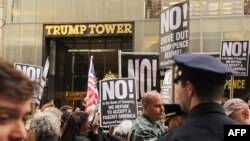Протесты в Нью-Йорке у небоскреба Trump Tower после увольнения директора ФБР Джеймса Коми.