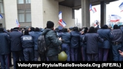 Прихильники України та Росії біля парламенту у Симферополі, 26 лютого 2014 року