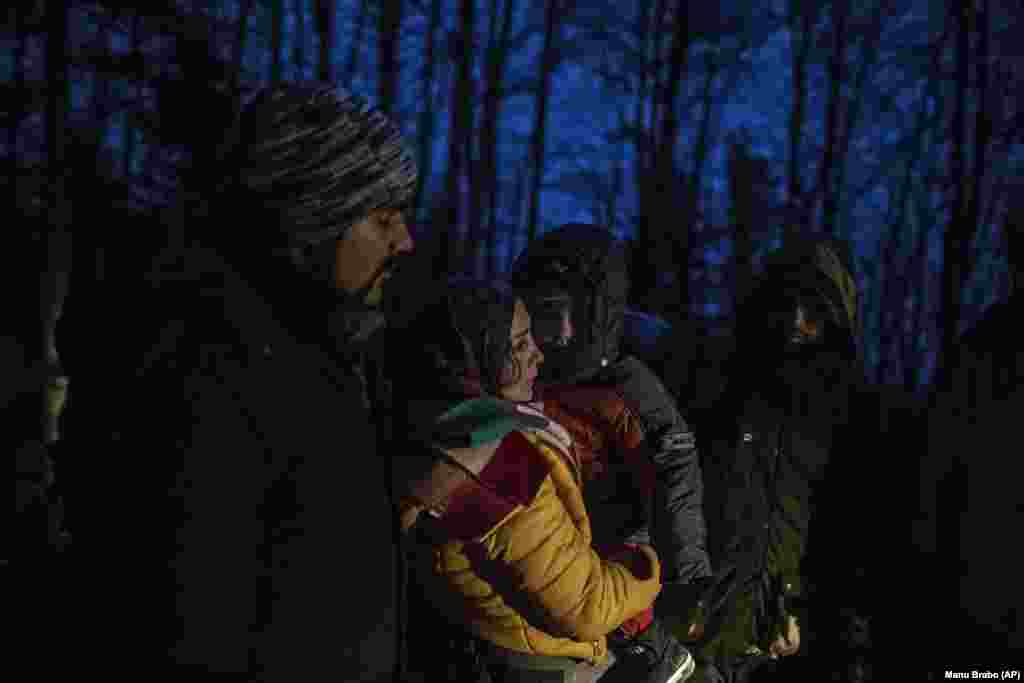 Migranti indian Suhil, 23-vjeçar, ndihmon Fatmën,&nbsp; për të mbajtur djalin e saj, derisa po kalonin malet midis Bosnjës dhe Kroacisë afër qytetit të Bihaq, në veriperëndim të Bosnjës.&nbsp;