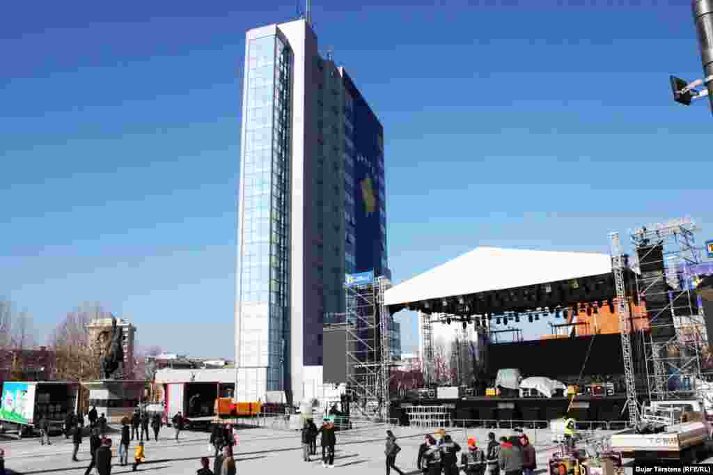 Në skenën gjigante në Prishtinë po bëhen përgatitjet e fundit. Më 17 shkurt, aty do të performojë edhe këngëtarja me famë botërore, Rita Ora.