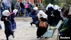 Pamje e palestinezëve duke ikur nga intervenimi i policisë izraelite në Qytetin e Vjetër të Jerusalemit