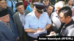 В Симферополе задержали людей с крымскотатарскими флагами, 18 мая 2017 года