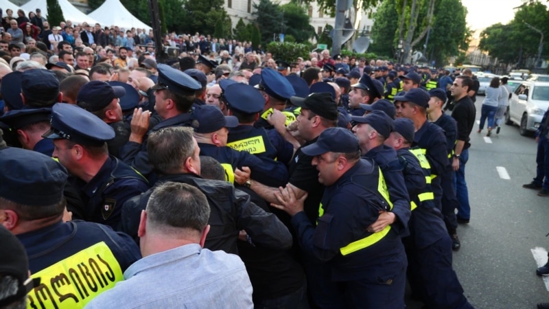 În Georgia, protestatarii antiguvernamentali au intrat în altercații cu poliția 