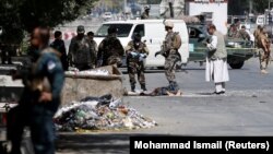 Террорлық шабуыл жасалған жерде тұрған ауған қауіпсіздік күштері.Кабул, 23 шілде 2016 жыл.