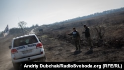 Автомобіль ОБСЄ в Золотому, Луганська область, листопад 2019 року