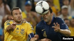Андрей Шевченко (слева) и Адил Рами во время матча Украина - Франция. Донецк, 15 июня 2012 г