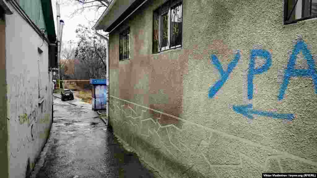 Один із провулків, що веде в сторону моря
