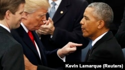 ABŞ prezidenti Donald Tramp Kapitolindəki andiçmə mərasimində vəzifəsindən gedən prezident Barak Obama ilə söhbət edərkən. 2017