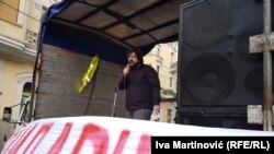Lazović (na fotografiji na jednom od protesta): 'Samo zamazuju oči ljudima da se tu nešto gradi i prave neki navodno veliki projekti'