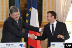 П'ятий президент України Петро Порошенко і президент Франції Емманюель Макрон (праворуч). Париж, 26 червня 2017 року