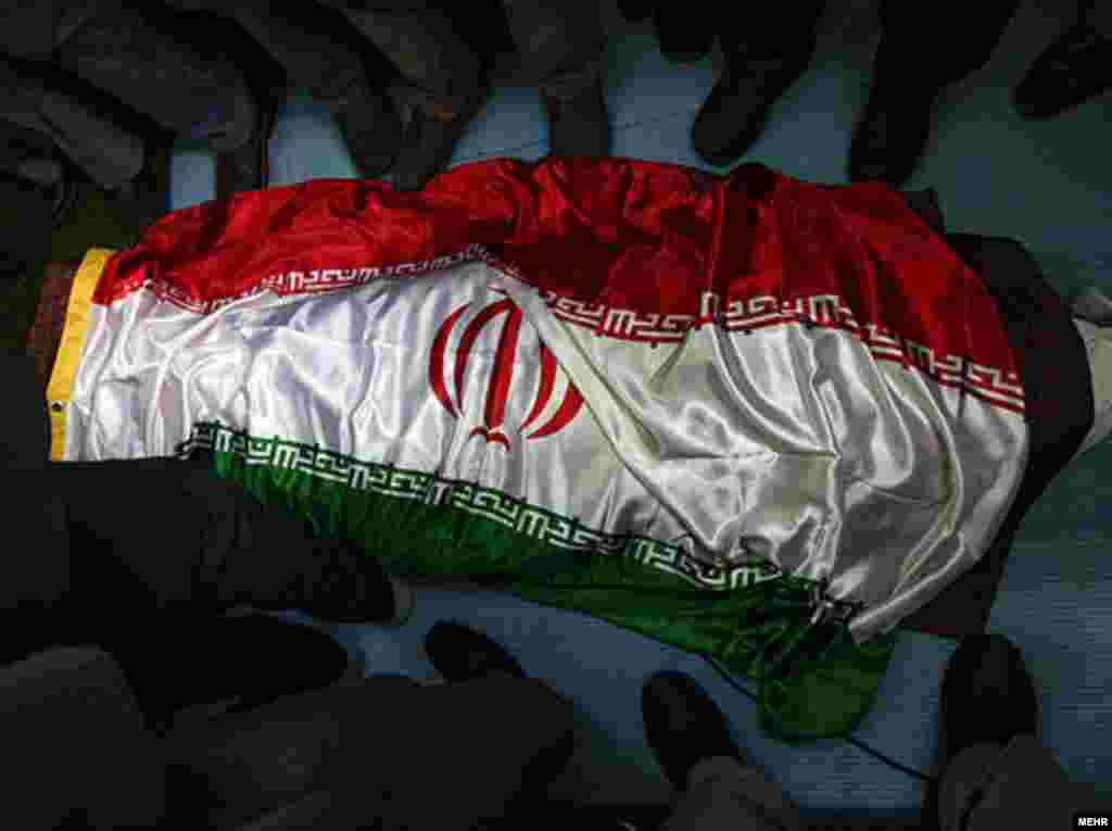 پیکر عزت الله سحابی در میان پرچم سه رنگ ایران 