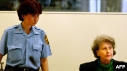 Bivša predsjednica bosanskih Srba Biljana Plavšić (desno) u Tribunalu za ratne zločine za bivšu Jugoslaviju u Hagu, 27. februar 2003.