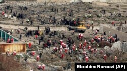 Փրկարարները Իրանում ուկրաինական ավիաընկերության օդանավի կործանման վայրում, 8-ը հունվարի, 2020թ. 