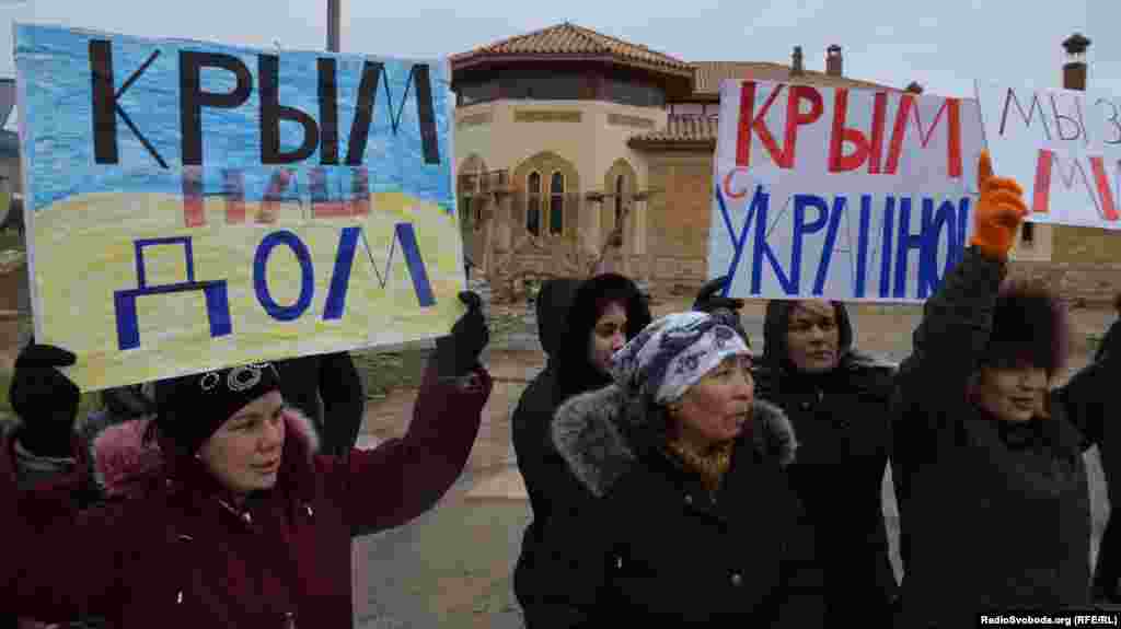 On biñlernen qırımlı qadın cenkke qarşı, Ukrayınanıñ barışığı ve birligi içün aktsiyalarğa çıqtı, 2014 senesi martnıñ 8-i.