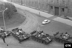 Радянські танки з білими мітками поблизу будівлі ЦК Комуністичної партії Чехословаччини у Празі, 21 серпня 1968 року