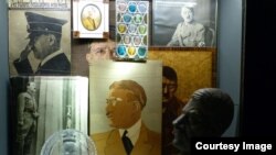 Фото Документационного центра "Территории партийных съездов НСДАП: выставочная витрина ручныx работ с изображением Гитлерa