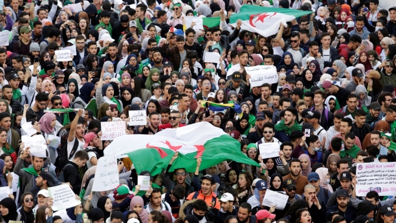 Алжир: оппозиция президенттик шайлоону жылдырууну талап кылды 