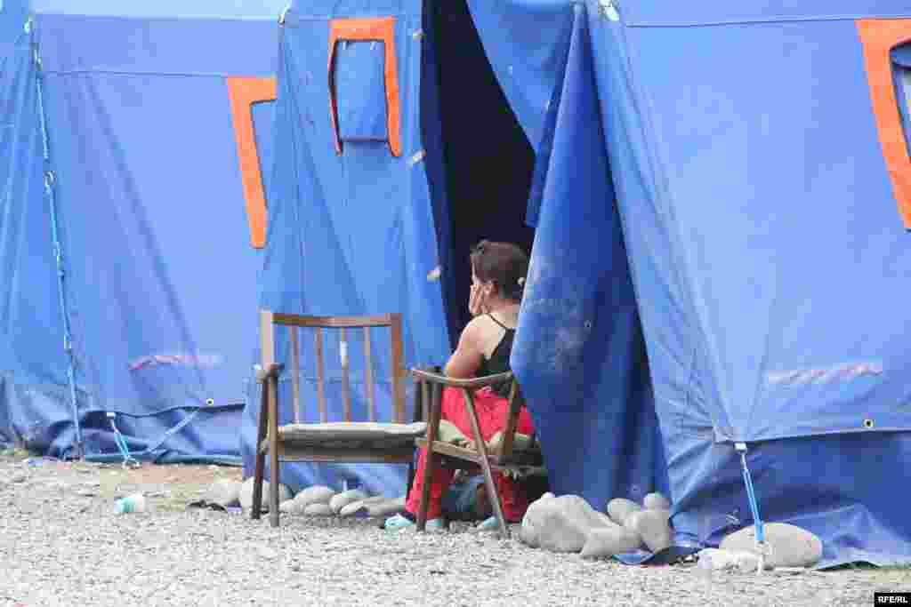 Лагерь беженцев из так называемой буферной зоны (Горийский район).