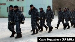 Подразделение внутренних войск МВД заступает на дежурство по охране общественного порядка. Город Жанаозен Мангистауской области, 17 февраля 2012 года.