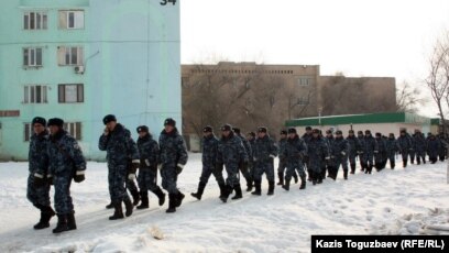 Әйелі киімін киіп жатқанда, жігіт бейтаныс жігітті трафиктендірген.