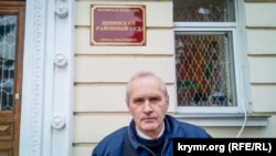 Володимир Новіков біля будівлі суду в Севастополі