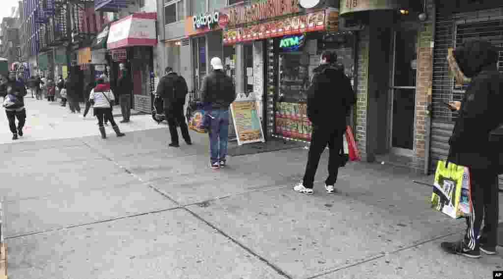 Черга перед магазином Trader Joe у Нью-Йорку. США, 25 березня 2020 року