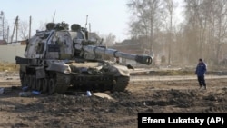 Egy mozgásképtelen orosz harckocsi Trosztyanec városában, Kijevtől mintegy 400 kilométerre keletre, március 28-án.