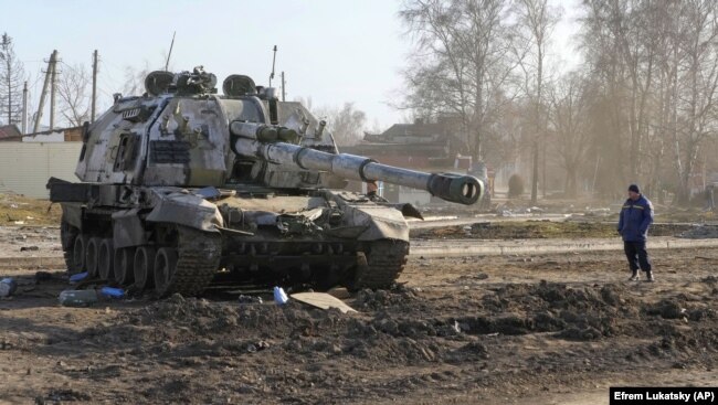Egy mozgásképtelen orosz harckocsi Trosztyanec városában, Kijevtől mintegy 400 kilométerre keletre, március 28-án.