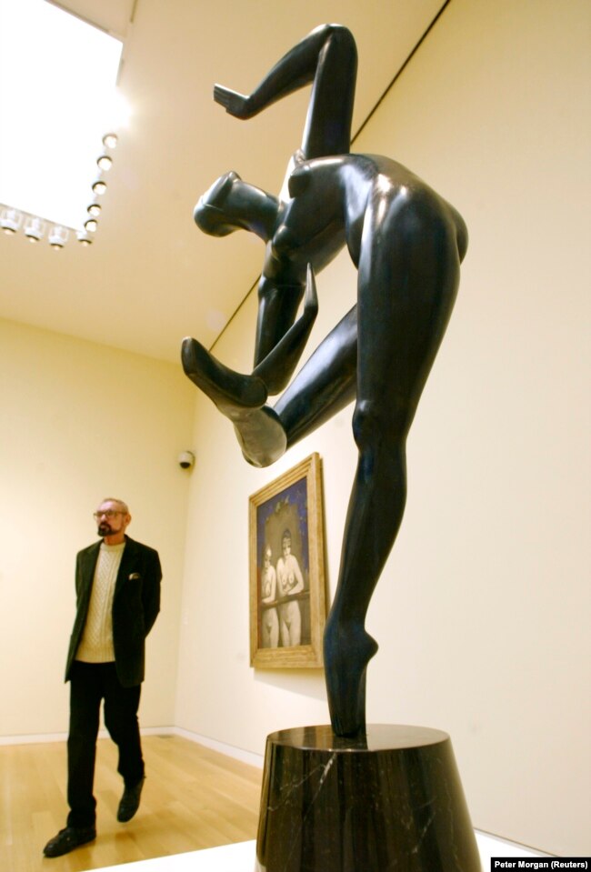 «Блакитна танцівниця» скульптура Олександра Архипенка під час попереднього перегляду в аукціоні «Сотбі» в Нью-Йорку, 1 травня 2003 року