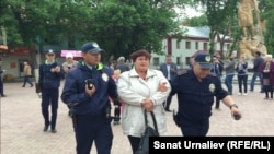 Полиция задерживает Оксану Терновскую, вышедшую на одиночный пикет против сноса памятника Маншук Маметовой. Уральск, 22 мая 2017 года.