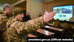 Президент України Петро Порошенко під час відвідування 169-го навчального центру «Десна» Сухопутних військ ЗСУ на Чернігівщині, 28 листопада 2018 року