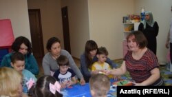 "Раскраска" үзәгендә аутизмлы балалар өчен төзелгән махсус програм нигезендә дәрес алып баралар