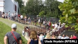 Избиратели в очереди у избирательного участка в школе. Минск, 9 августа 2020 года.