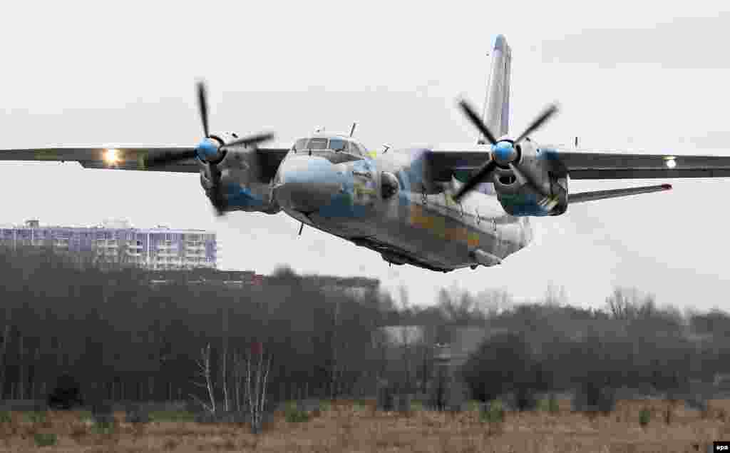 Модернізований літак АН-26 &laquo;Везунчик&raquo; у повітрі після церемонії передачі ЗСУ. 17 березня 2016 року