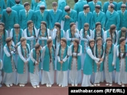 Туркменистан -- Туркменхойн студенташ бу официала даздаршкахь дакъа лоцуш, Ашгабат, ГIадужу-бутт, 26, 2013