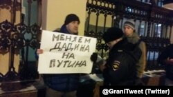Участник пикета в поддержку Ильдара Дадина в Москве 