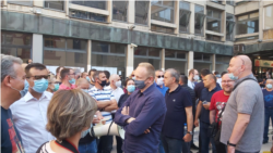 Predsednik Stranke slobode i pravde Dragan Đilas sa drugim liderima opozicije na protestu ispred Filozofskog fakulteta u Beogradu, 8. jul