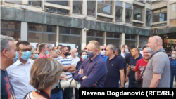 Predsednik Stranke slobode i pravde Dragan Đilas sa drugim liderima opozicije na protestu ispred Filozofskog fakulteta u Beogradu, 8. jul