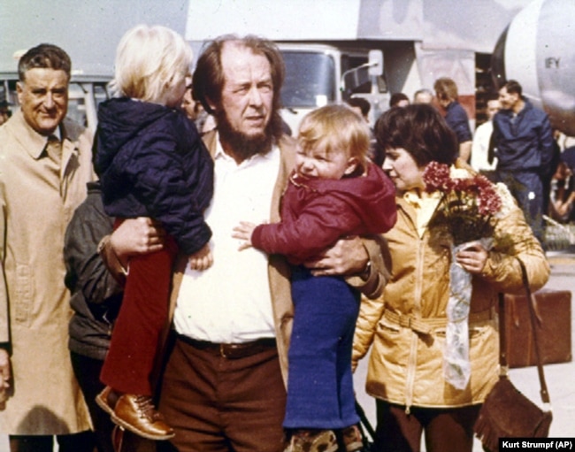 Alexander Solzhenitsyn ribashkohet me djemtë e tij Ermolai (majtas) dhe Ignat dhe gruan Natalya (në sfond) në Cyrih, Zvicër, në mars 1974