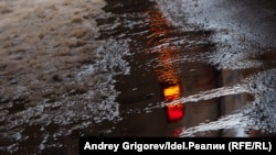 Українців попереджають про сильний вітер та мокрий сніг на дорогах