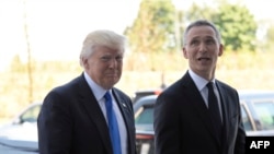 Secretarul general NATO,Jens Stoltenberg îl primește pe președintele american Donald Trump la noul sediul NATO, Bruxelles, 25 mai 2017